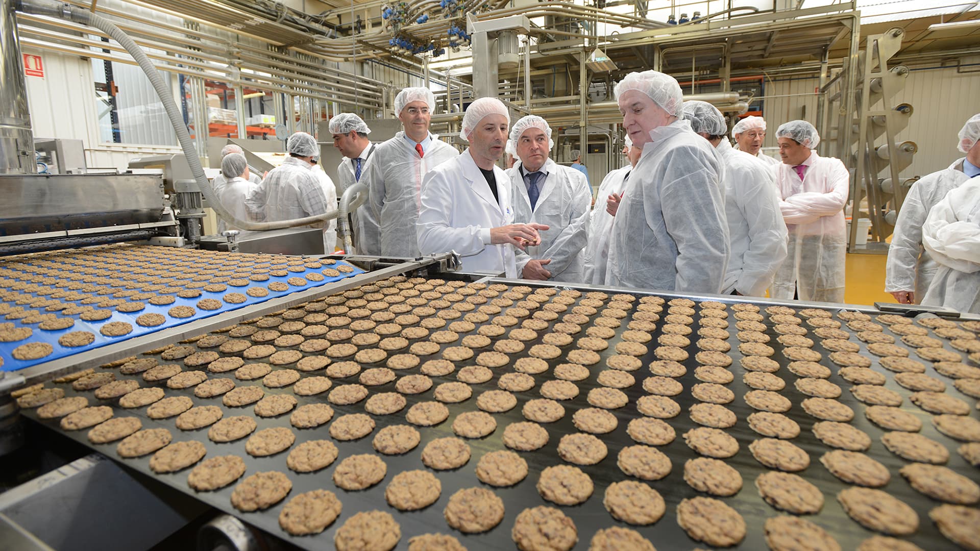 Visita de diversas autoridades a la fábrica de galletas La Flor Burgalesa 